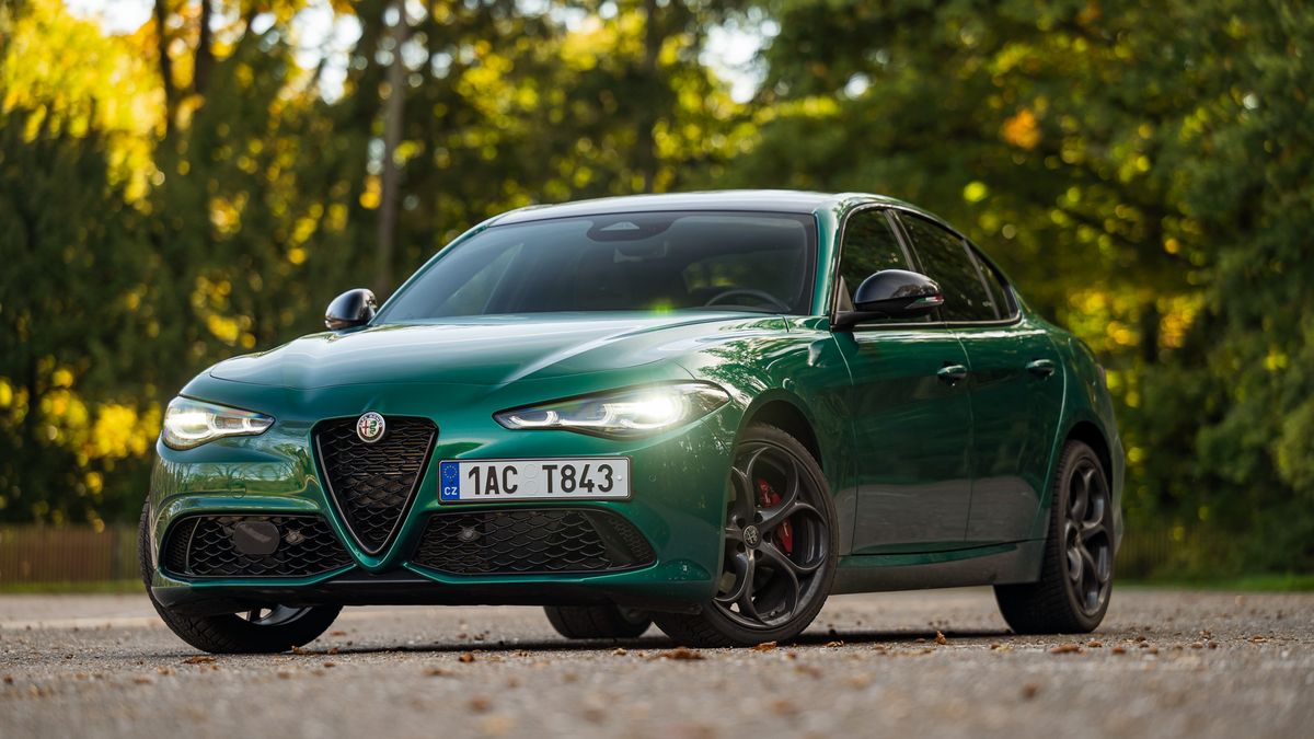Skvělé zprávy! Alfa Romeo odložila uvedení nových vlajkových modelů, řidičské vozy bez elektrifikace přežijí!